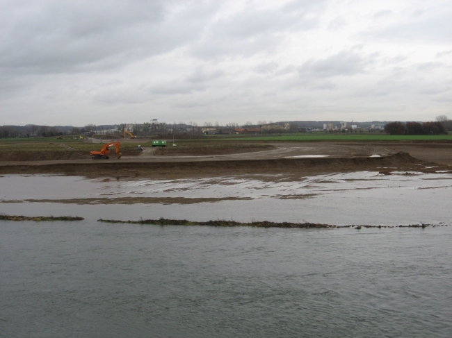 Vooraan de oude maasoever. Rechtsboven(groen) blijft gehandhaafd. De weerdverlaging is al afgewerkt. Waar de keet staat blijft ook gehandhaafd als een soort terp binnen de bochtverbreding/weerdverlaging. Vooraan de oude maasoever. Rechtsboven(groen) blijft gehandhaafd. De weerdverlaging is al afgewerkt. Waar de keet staat blijft ook gehandhaafd als een soort terp binnen de bochtverbreding/weerdverlaging.