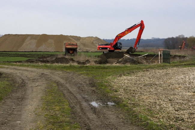 Enkele weken geleden maakte het Consortium gewijzigde plannen bekend met betrekking tot de afgraving van de Itterse Weerd. Pas nadat in Geulle aan de Maas de werkzaamheden waren afgerond, over zo'n 3 jaar zou de Itterse weerd verder worden afgegraven. Toch zien we dat in de Itterse weerd nu alweer gegraven wordt. Plannen weer gewijzigd ???
Enkele weken geleden maakte het Consortium gewijzigde plannen bekend met betrekking tot de afgraving van de Itterse Weerd. Pas nadat in Geulle aan de Maas de werkzaamheden waren afgerond, over zo'n 3 jaar zou de Itterse weerd verder worden afgegraven. Toch zien we dat in de Itterse weerd nu alweer gegraven wordt. Plannen weer gewijzigd ???