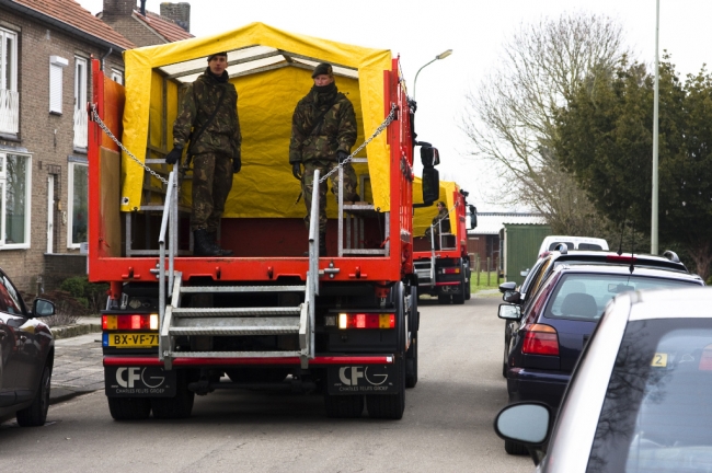 De nieuwe vrachtwagen waarmee de inwoners kunnen worden geevacueerd gaf ook acte de presence. Het leek in de straat, met vaak aan beide zijden geparkeerde auto's meer op de afname van een rij-examen voor de vrachtwagenchauffeurs. Zorgen dat je geen auto raakt en ook geen tuinmuurtje cq. heg omver rijdt. Een troost, als er hoogwater zou zijn waren er gegarandeerd geen auto's geparkeerd. De nieuwe vrachtwagen waarmee de inwoners kunnen worden geevacueerd gaf ook acte de presence. Het leek in de straat, met vaak aan beide zijden geparkeerde auto's meer op de afname van een rij-examen voor de vrachtwagenchauffeurs. Zorgen dat je geen auto raakt en ook geen tuinmuurtje cq. heg omver rijdt. Een troost, als er hoogwater zou zijn waren er gegarandeerd geen auto's geparkeerd.