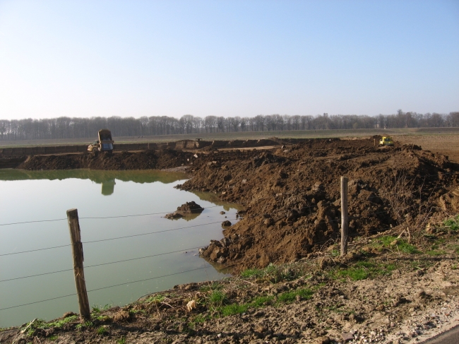 Vullen dekgrondberging Itteren Zuid.