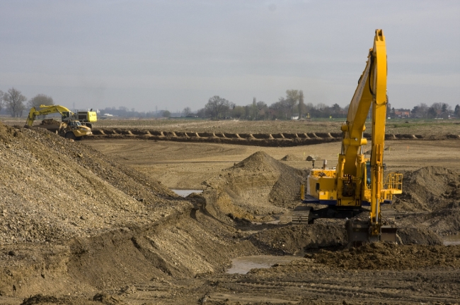 Helemaal achteraan in het midden van de foto zie je de kapel bij Itteren. Vanaf de kapel is een andere ploeg bezig met de afgraving in zuidelijke richting. Eind van het jaar zal het grootste gedeelte van de tussenliggende gronden wel zijn afgegraven. Helemaal achteraan in het midden van de foto zie je de kapel bij Itteren. Vanaf de kapel is een andere ploeg bezig met de afgraving in zuidelijke richting. Eind van het jaar zal het grootste gedeelte van de tussenliggende gronden wel zijn afgegraven.