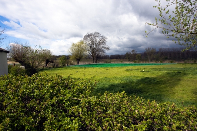 De Dorpsraad is al een hele tijd in onderhandeling met Maaswerken om dit stukje groen, hier donker gearceerd en omzoomd door enkele bomen, met een bank aan de rand van de Maas te behouden. Het gaat slechts om een klein stukje groen. Als je nu bedenkt dat bij de recente onderhandelingen met de overheid het Consortium Grensmaas toestemming heeft gekregen om nog eens 13ha extra te ontgrinden snap je als gewone burger eigenlijk niet waarom dit stukje groen niet mag en kan blijven. Over hoeveel grint hebben we het hier eigenlijk ? Er zullen wel andere argumenten worden aangevoerd waarom dit moet worden afgegraven. De Dorpsraad is al een hele tijd in onderhandeling met Maaswerken om dit stukje groen, hier donker gearceerd en omzoomd door enkele bomen, met een bank aan de rand van de Maas te behouden. Het gaat slechts om een klein stukje groen. Als je nu bedenkt dat bij de recente onderhandelingen met de overheid het Consortium Grensmaas toestemming heeft gekregen om nog eens 13ha extra te ontgrinden snap je als gewone burger eigenlijk niet waarom dit stukje groen niet mag en kan blijven. Over hoeveel grint hebben we het hier eigenlijk ? Er zullen wel andere argumenten worden aangevoerd waarom dit moet worden afgegraven.