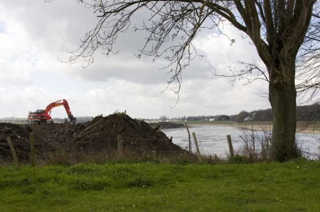 Zoals je ziet is de graafmachine al tot aan de bomenrij, die het laatste stukje groen achter de kapel in Itteren omzoomd, gevorderd. Zoals je ziet is de graafmachine al tot aan de bomenrij, die het laatste stukje groen achter de kapel in Itteren omzoomd, gevorderd.