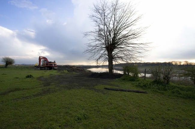 Hier staat hij dan de komende decennia als een soort wachter langs de Maas. 