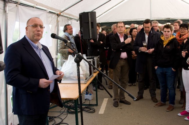 Kees van de Veeken, directeur van Consortium Grensmaas, dankte iedereen voor de positieve samenwerking bij de realisatie van het nieuwe fietspad. Ook vertelde hij dat in Borharen binnenkort de afrasteringen werden geplaatst, voorzien van de nodige poortjes om het terrein voor bezoekers toegankelijk te maken. Galloway runderen en Konik paarden zullen worden ingezet om de terreinen te begrazen en daarmee open te houden. Kees van de Veeken, directeur van Consortium Grensmaas, dankte iedereen voor de positieve samenwerking bij de realisatie van het nieuwe fietspad. Ook vertelde hij dat in Borharen binnenkort de afrasteringen werden geplaatst, voorzien van de nodige poortjes om het terrein voor bezoekers toegankelijk te maken. Galloway runderen en Konik paarden zullen worden ingezet om de terreinen te begrazen en daarmee open te houden.