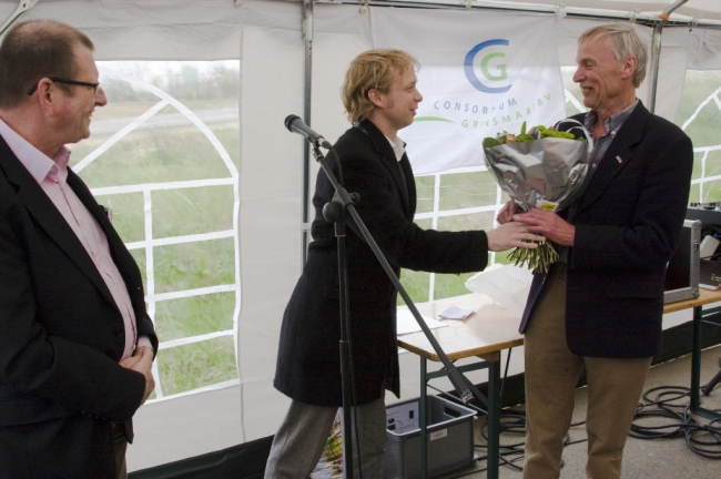 Chris Hoekstra van de buurtraad Borgharen kreeg van wethouder van Grootheest een bloemetje aangeboden als dank voor zijn inzet. 