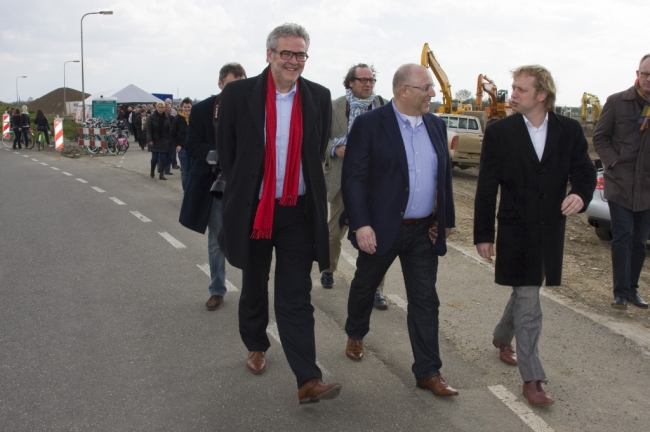Het is zover, het gezelschap gaat op weg naar de te onthullen 3 boompjes ( essen) die onlangs geplant zijn langs het fietspad. Het is zover, het gezelschap gaat op weg naar de te onthullen 3 boompjes ( essen) die onlangs geplant zijn langs het fietspad.