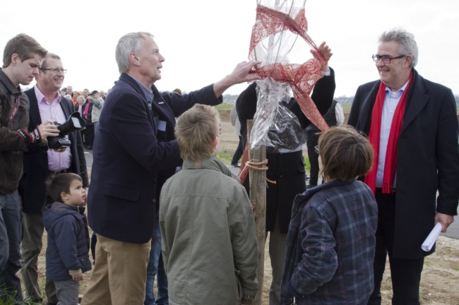 Schoolkinderen van de lagere scholen van Borgharen en Itteren hadden de eer om samen met de wethouders Nuss en van Grootheest de boompjes te onthullen. Schoolkinderen van de lagere scholen van Borgharen en Itteren hadden de eer om samen met de wethouders Nuss en van Grootheest de boompjes te onthullen.