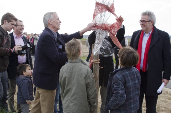 Schoolkinderen van de lagere scholen van Borgharen en Itteren hadden de eer om samen met de wethouders Nuss en van Grootheest de boompjes te onthullen. 