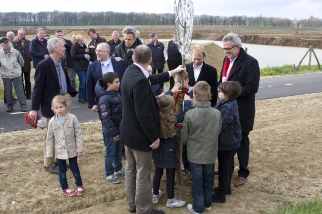 Op de achtergrond ziet u aan de rechterkant de dekgrondberging. 