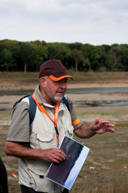 De heer Gense, gids bij Staatsbosbeheer, verzorgde mede de rondleidingen in de stroomgeulverbreding van de Maas.  