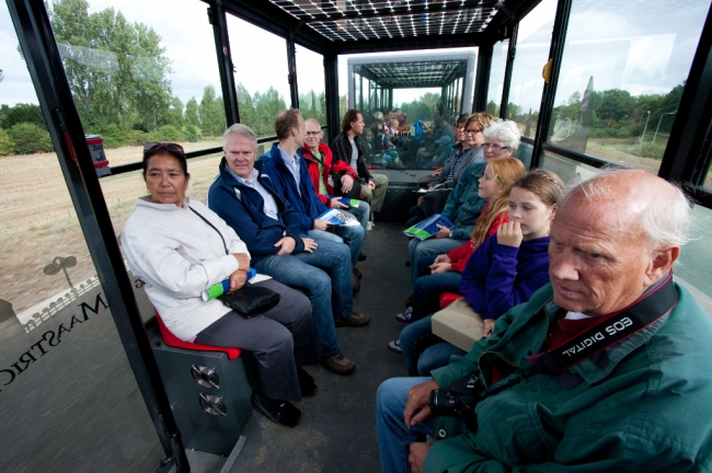 Voor het vervoer van de bezoekers van de open Grensmaasdag van Kasteelhoeve Hartelstein naar de werklocatie in Borgharen werd een treintje ingezet op zonne-energie. Dit treintje rijdt normaal toeristen rond in Maastricht. Daarnaast was ook nog een boot van Stiphout ingezet die de bezoekers naar de locatie Bosserveld bracht via het Julianakanaal. Voor het vervoer van de bezoekers van de open Grensmaasdag van Kasteelhoeve Hartelstein naar de werklocatie in Borgharen werd een treintje ingezet op zonne-energie. Dit treintje rijdt normaal toeristen rond in Maastricht. Daarnaast was ook nog een boot van Stiphout ingezet die de bezoekers naar de locatie Bosserveld bracht via het Julianakanaal.
