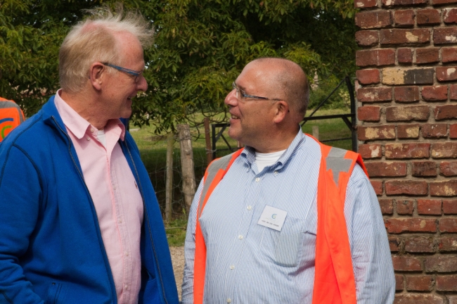 Kees van der Veeken, directeur Consortium Grensmaas, in druk gesprek met een van de bezoekers van de open Grensmaasdag Kees van der Veeken, directeur Consortium Grensmaas, in druk gesprek met een van de bezoekers van de open Grensmaasdag