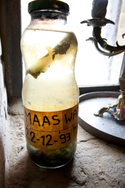 Ein klein beetje maaswater dat in december 1993 de omgeving van Kasteelhoeve Hartelstein blank zette werd door de toenmalige bewoners in een fles bewaard als herinnering aan die natte dagen. 