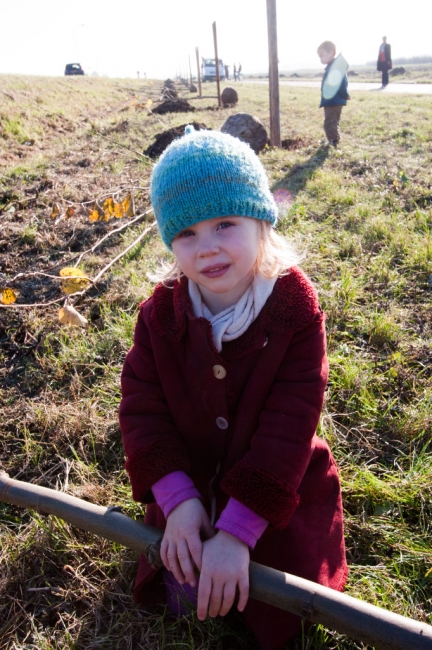 De boompjes zijn nog klein, net als dit meisje. Nu kan ze haar kleine handjes nog om de stam slaan. Samen zullen ze opgroeien. Wellicht herinnert ze zich later nog eens dat zij er ook bij was op 14 november 2012 toen de eerste boompjes werden geplant van de bomenlaan tussen Itteren en Borgharen. De boompjes zijn nog klein, net als dit meisje. Nu kan ze haar kleine handjes nog om de stam slaan. Samen zullen ze opgroeien. Wellicht herinnert ze zich later nog eens dat zij er ook bij was op 14 november 2012 toen de eerste boompjes werden geplant van de bomenlaan tussen Itteren en Borgharen.