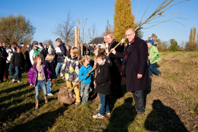 Kees van der Veeken, directeur Consortium Grensmaas, samen met wethouder Gerdo van Grootheest van de Gemeente Maastricht wilden op deze voor de omgeving van Borgharen en Itteren belangrijke dag wel op de foto, samen met de kinderen van Borgharen en Itteren. Kees van der Veeken, directeur Consortium Grensmaas, samen met wethouder Gerdo van Grootheest van de Gemeente Maastricht wilden op deze voor de omgeving van Borgharen en Itteren belangrijke dag wel op de foto, samen met de kinderen van Borgharen en Itteren.