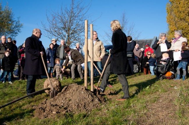 Kees van der Veeken, Gerdo Grootheest en Han Hamakers hebben de eer de eerste van de 142 bomen te planten.