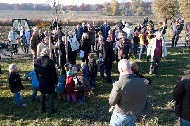 Het weer werkte vandaag mee waardoor vele inwoners van Borgharen en Itteren bij deze boomplantdag aanwezig waren. 