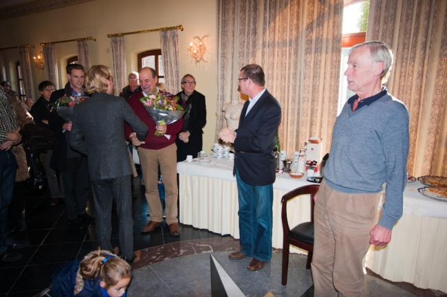 Op Pie Bours heeft de Dorpsraad en ook de andere verenigingen nog nooit vergeefs een beroep gedaan. Ook anderen is het niet ontgaan wat Pie Bours allemaal doet voor de Itterse gemeenschap. Ook vandaag waren we weer bij hem te gast. Met een bloemetje bedankt wethouder Gerdo van Grootheest van de Gemeente Maastricht, Pie voor zijn ruimhartige inzet. Op Pie Bours heeft de Dorpsraad en ook de andere verenigingen nog nooit vergeefs een beroep gedaan. Ook anderen is het niet ontgaan wat Pie Bours allemaal doet voor de Itterse gemeenschap. Ook vandaag waren we weer bij hem te gast. Met een bloemetje bedankt wethouder Gerdo van Grootheest van de Gemeente Maastricht, Pie voor zijn ruimhartige inzet.