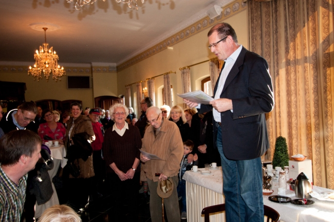 Bèr Schoonbrood wordt ook door de Dorpsraad als vrijwilliger gehuldigd voor zijn jarenlange belangeloze inzet voor diverse Itterse verenigingen. Bèr Schoonbrood wordt ook door de Dorpsraad als vrijwilliger gehuldigd voor zijn jarenlange belangeloze inzet voor diverse Itterse verenigingen.