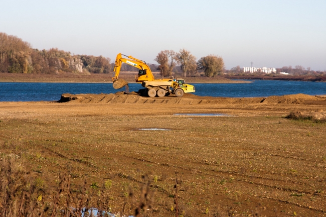 Ook in de stroomgeulverbreding is men bezig aan het laatste stukje, een kwestie van 1 a 2 weken en dan is de stroomgeulverbreding in Borgharen een feit. 