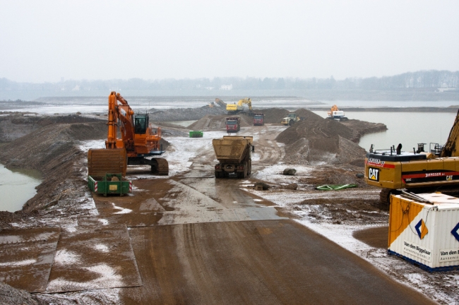 Op deze foto zie je het laatste stuk dat momenteel nog afgegraven wordt. Naar verwachting zijn de werkzaamheden rond maart a.s. in Borgharen afgerond. Op deze foto zie je het laatste stuk dat momenteel nog afgegraven wordt. Naar verwachting zijn de werkzaamheden rond maart a.s. in Borgharen afgerond.