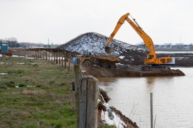 De klus is bijna geklaard, 2 jaar lang hebben de graafmachines dag in dag uit kiezel naar boven gehaald, per minuut wel zo,n 30 ton. De werkzaamheden zijn elk jaar slechts voor korte tijd onderbroken omdat ofwel de waterstand van de Maas te hoog was of koning winter van zich deed spreken. De klus is bijna geklaard, 2 jaar lang hebben de graafmachines dag in dag uit kiezel naar boven gehaald, per minuut wel zo,n 30 ton. De werkzaamheden zijn elk jaar slechts voor korte tijd onderbroken omdat ofwel de waterstand van de Maas te hoog was of koning winter van zich deed spreken.