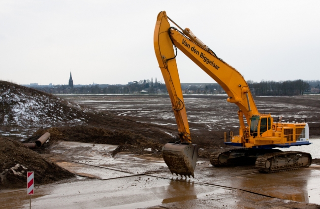 Het kale veld aan de linkerkant is de reeds opgevulde dekgrondberging ten noorden van Borgharen. Bijna de hele winter blijven grote plassen in dit gebied staan. De ondergrond is blijkbaar zo verdicht dat het water, ondanks een lagere stand van de Maas, niet kan wegzakken. Het lijkt een beetje op een plas/dras omgeving. Het kale veld aan de linkerkant is de reeds opgevulde dekgrondberging ten noorden van Borgharen. Bijna de hele winter blijven grote plassen in dit gebied staan. De ondergrond is blijkbaar zo verdicht dat het water, ondanks een lagere stand van de Maas, niet kan wegzakken. Het lijkt een beetje op een plas/dras omgeving.