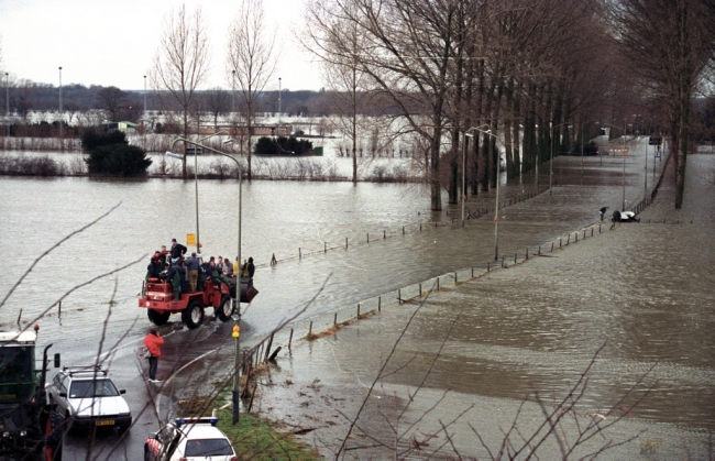 Met shovels worden de inwoners het dorp weer ingereden. De waterstand van de Maas is al enigzins gezakt en de inwoners keren mondjesmaat terug naar hun woningen om de eerste schade op te nemen. Met shovels worden de inwoners het dorp weer ingereden. De waterstand van de Maas is al enigzins gezakt en de inwoners keren mondjesmaat terug naar hun woningen om de eerste schade op te nemen.