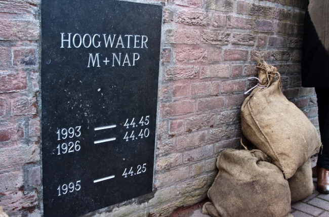 De hoogwaterplaquette geplaatst op 16 december 2013