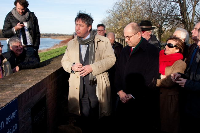 Onze Gedeputeerde Patrick van der Broeck benadrukte in zijn speech het belang van goede bescherming van de bevolking tegen Mooder Maas. De uitvoering van de Maaswerken geeft ons in 2017 al de bescherming van eens in de 250 jaar. Onze Gedeputeerde Patrick van der Broeck benadrukte in zijn speech het belang van goede bescherming van de bevolking tegen Mooder Maas. De uitvoering van de Maaswerken geeft ons in 2017 al de bescherming van eens in de 250 jaar.