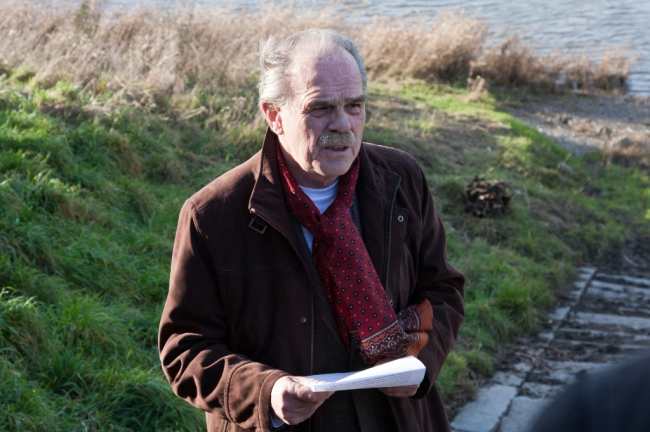 Sander Bastings, ons dorpsraadslid, zoals altijd begaan met Mooder Maas hield voorafgaand aan de onthulling van de hoogwaterplaquette een warm pleidooi voor aanleg van een veilige fietsbrug over het Julianakanaal, eventueel in combinatie met de faunabrug. Sander Bastings, ons dorpsraadslid, zoals altijd begaan met Mooder Maas hield voorafgaand aan de onthulling van de hoogwaterplaquette een warm pleidooi voor aanleg van een veilige fietsbrug over het Julianakanaal, eventueel in combinatie met de faunabrug.