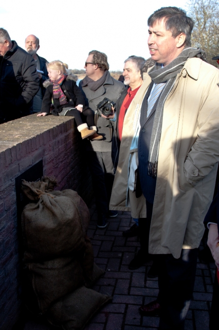 De hoogwaterplaquette is hier nog afgedekt door enkele zandzakken die Sander Bastings nog over had van het hoogwater in 1995. Hij gaat er vanuit dat hij die zandzakken in de toekomst niet meer nodig heeft. De hoogwaterplaquette is hier nog afgedekt door enkele zandzakken die Sander Bastings nog over had van het hoogwater in 1995. Hij gaat er vanuit dat hij die zandzakken in de toekomst niet meer nodig heeft.