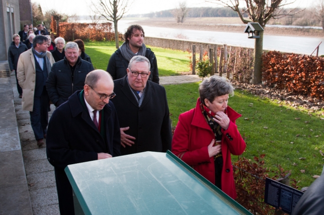 Een dure delegatie gaat richting de gerestaureerde veertrap aan de Maas voor de onthulling van de hoogwaterplaquette. Een dure delegatie gaat richting de gerestaureerde veertrap aan de Maas voor de onthulling van de hoogwaterplaquette.