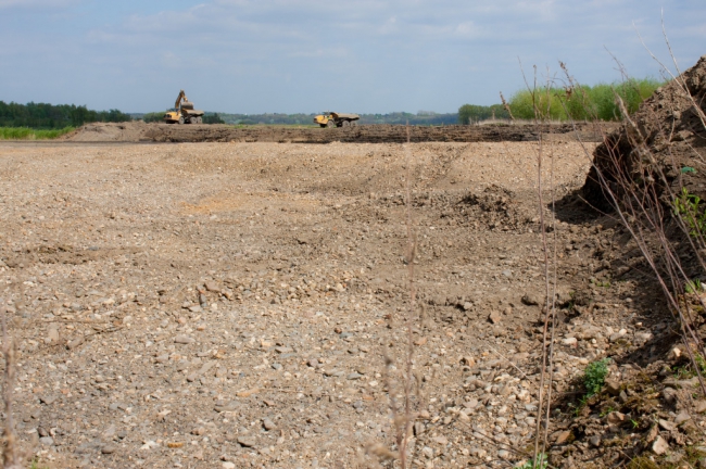 Het gedeelte direct grenzend aan de Maas aan de achterkant van de grindplas is al op diepte ontgraven. Omdat geen kiezel in de ondergrond meer aanwezig is worden hier slechts enkele meters dekgrond afgegraven. Het gedeelte direct grenzend aan de Maas aan de achterkant van de grindplas is al op diepte ontgraven. Omdat geen kiezel in de ondergrond meer aanwezig is worden hier slechts enkele meters dekgrond afgegraven.