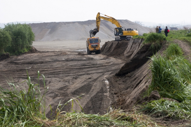 Aan de voorzijde van het grindgat wordt de grond (althans volgens de gewijzigde plannen van 2011) tot op de bovenzijde van het tout-venant afgegraven. Dit zou volgens de tekeningen van 2011 tot op een nivo van 39m boven NAP zijn. Het huidige maaiveld ligt op een nivo van 42m boven NAP. 