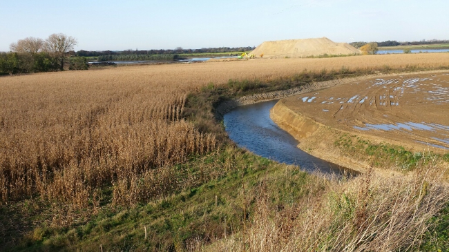 De loop van de geul is verlegd. Op de achtergrond is het Consortium bezig met de bochtverbreding. Het grindgat wordt aangesloten op de bochtverbreding. De loop van de geul is verlegd. Op de achtergrond is het Consortium bezig met de bochtverbreding. Het grindgat wordt aangesloten op de bochtverbreding.