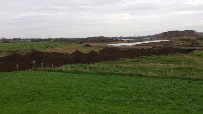 Consortium profiteert nog even van het goede weer en de lage waterstand in de Maas. Men is volop bezig met de bochtverbreding aan de noordzijde van Itteren in de buurt van het grindgat. Men is met drie gaafmachines tegelijkertijd bezig dus dat schiet wel op. De weg naar het grindgat is ook al weggegraven. Consortium profiteert nog even van het goede weer en de lage waterstand in de Maas. Men is volop bezig met de bochtverbreding aan de noordzijde van Itteren in de buurt van het grindgat. Men is met drie gaafmachines tegelijkertijd bezig dus dat schiet wel op. De weg naar het grindgat is ook al weggegraven.
