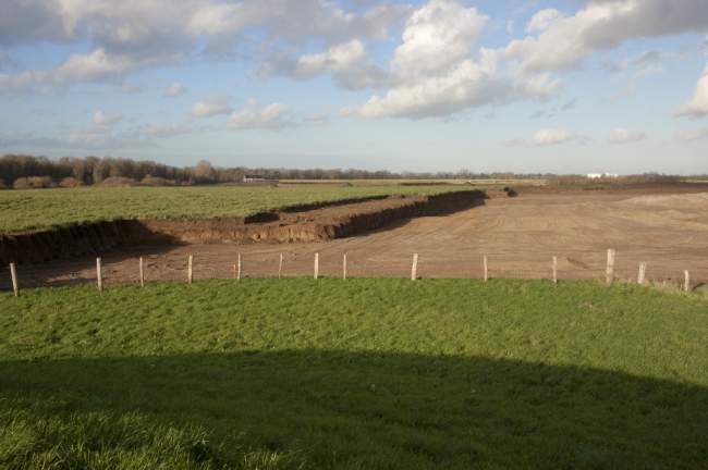 Het afgraven van de dekgrond van de stroomgeulverbreding  Itteren-Noord gaat gestadig door. 