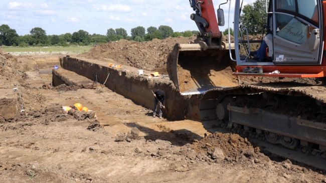 Op de plek waar binnenkort de nieuwe visvijver wordt aangelegd zijn archeologen van de Archodienst uit Zevenaar al weken bezig de ondergrond te onderzoeken. Er worden dit keer geen spectacuclaire vondsten gedaan doch men treft toch nog voorwerpen aan die wijzen op menselijke aanwezigheid hier. De datering van deze voorwerpen gaat terug naar de Ijzertijd, grofweg de periode van 600 vc tot het jaar 0. Op de plek waar binnenkort de nieuwe visvijver wordt aangelegd zijn archeologen van de Archodienst uit Zevenaar al weken bezig de ondergrond te onderzoeken. Er worden dit keer geen spectacuclaire vondsten gedaan doch men treft toch nog voorwerpen aan die wijzen op menselijke aanwezigheid hier. De datering van deze voorwerpen gaat terug naar de Ijzertijd, grofweg de periode van 600 vc tot het jaar 0.