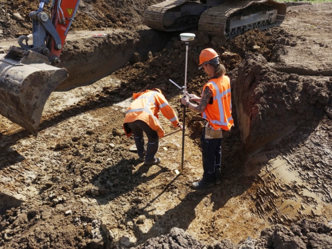 De vindplaats van waarschijnlijk een oude pallisade  in de ondergrond wordt middels GPS nauwkeurig vastgelegd. 