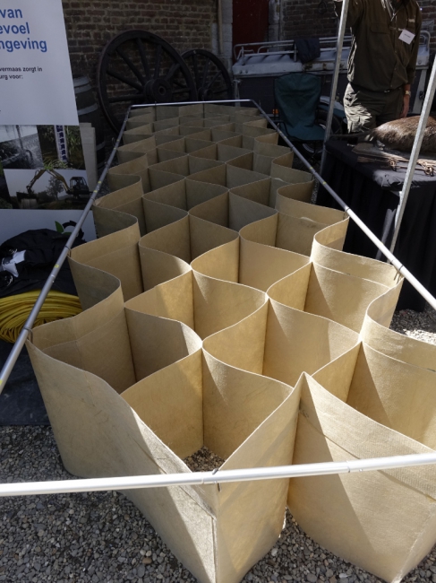 Een nieuw wapen tegen hoogwater werd op de stand van Roer en Overmaas gepresenteerd.
Op plaatsen waar genoeg ruimte is kunnen deze Een nieuw wapen tegen hoogwater werd op de stand van Roer en Overmaas gepresenteerd.
Op plaatsen waar genoeg ruimte is kunnen deze