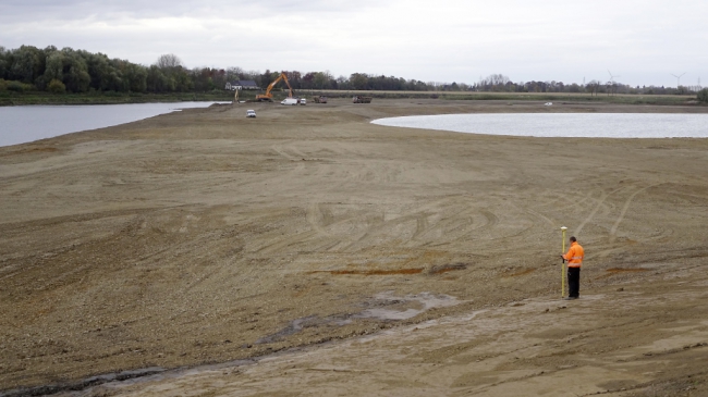 Hier wordt de hoogte van het afgegraven gedeelte nauwkeurig nagemeten. Waar de meting word gedaan was de hoogte 39m boven NAP. Hier wordt de hoogte van het afgegraven gedeelte nauwkeurig nagemeten. Waar de meting word gedaan was de hoogte 39m boven NAP.