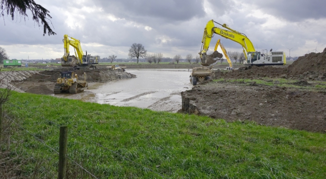 De hoge waterstand van de Maas is terug te zien bij de afgraving. 