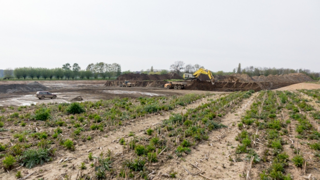 De afvoer van de dekgrond begint na 6 maanden hard werken dan toch zijn eind te naderen. Nog een kwestie van enkele weken. De afvoer van de dekgrond begint na 6 maanden hard werken dan toch zijn eind te naderen. Nog een kwestie van enkele weken.