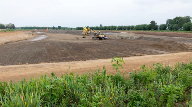 De laatste dekgrond is afgevoerd, nou nog enkele maanden doorgaan met ontgrinden,
want volgens de planning zouden rond november de machines uit het veld zijn verdwenen. De laatste dekgrond is afgevoerd, nou nog enkele maanden doorgaan met ontgrinden,
want volgens de planning zouden rond november de machines uit het veld zijn verdwenen.