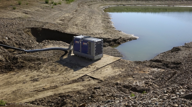 Nadat wekenlang een tractor bij de nieuwe recreatievijver heeft gestaan om de waterstand in de vijver te verlagen heeft men sinds enkele dagen een kleinere pomp geplaatst die veel minder herrie maakt. Nadat wekenlang een tractor bij de nieuwe recreatievijver heeft gestaan om de waterstand in de vijver te verlagen heeft men sinds enkele dagen een kleinere pomp geplaatst die veel minder herrie maakt.