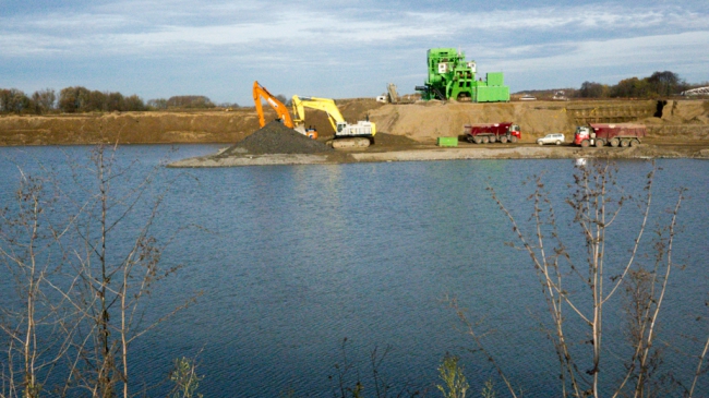 Op deze foto zie je al dat de ontgrinding loopt tot tegen de damwandprofielen ( rechts op de foto) waarmee de aangelegde haven is afgezet. Op deze foto zie je al dat de ontgrinding loopt tot tegen de damwandprofielen ( rechts op de foto) waarmee de aangelegde haven is afgezet.