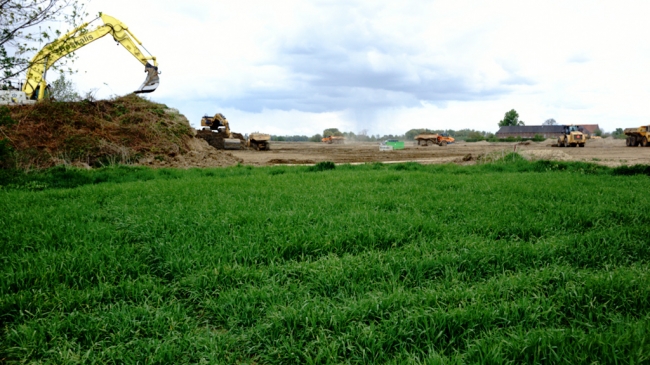 Met 2 graafmachines en 10 dumpers wordt grond afgegraven. Dat schiet wel op, hoewel het toch nog lang gaat duren ( 2018 ?) eer het gronddepot geheel is afgegraven. Met 2 graafmachines en 10 dumpers wordt grond afgegraven. Dat schiet wel op, hoewel het toch nog lang gaat duren ( 2018 ?) eer het gronddepot geheel is afgegraven.