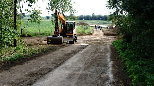 Waar hier de graafmachine staat komt de kleine parkeerplaats. De aanleg van de wandelpaden en de afwerking van de recreatievijver is begonnen. Over enkele weken hebben we er een mooi wandelpad bij. Waar hier de graafmachine staat komt de kleine parkeerplaats. De aanleg van de wandelpaden en de afwerking van de recreatievijver is begonnen. Over enkele weken hebben we er een mooi wandelpad bij.